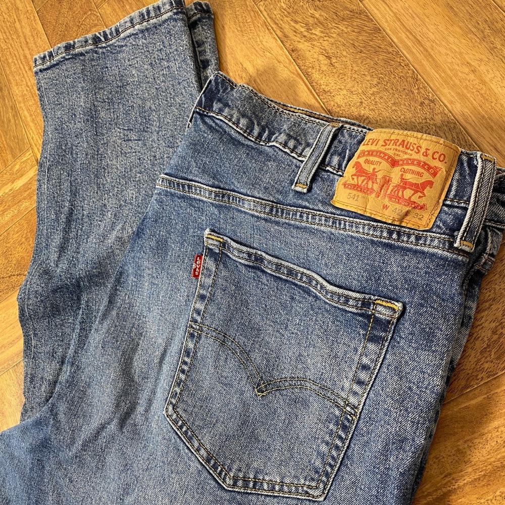 Levi's 541 42x32 Men's Jeans Athletic Taper Medium Wash Denim Stretch Cotton